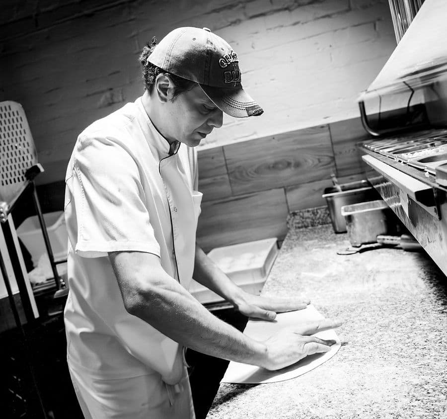 Francesco Grinzing — Pizza-Meister bei der Arbeit